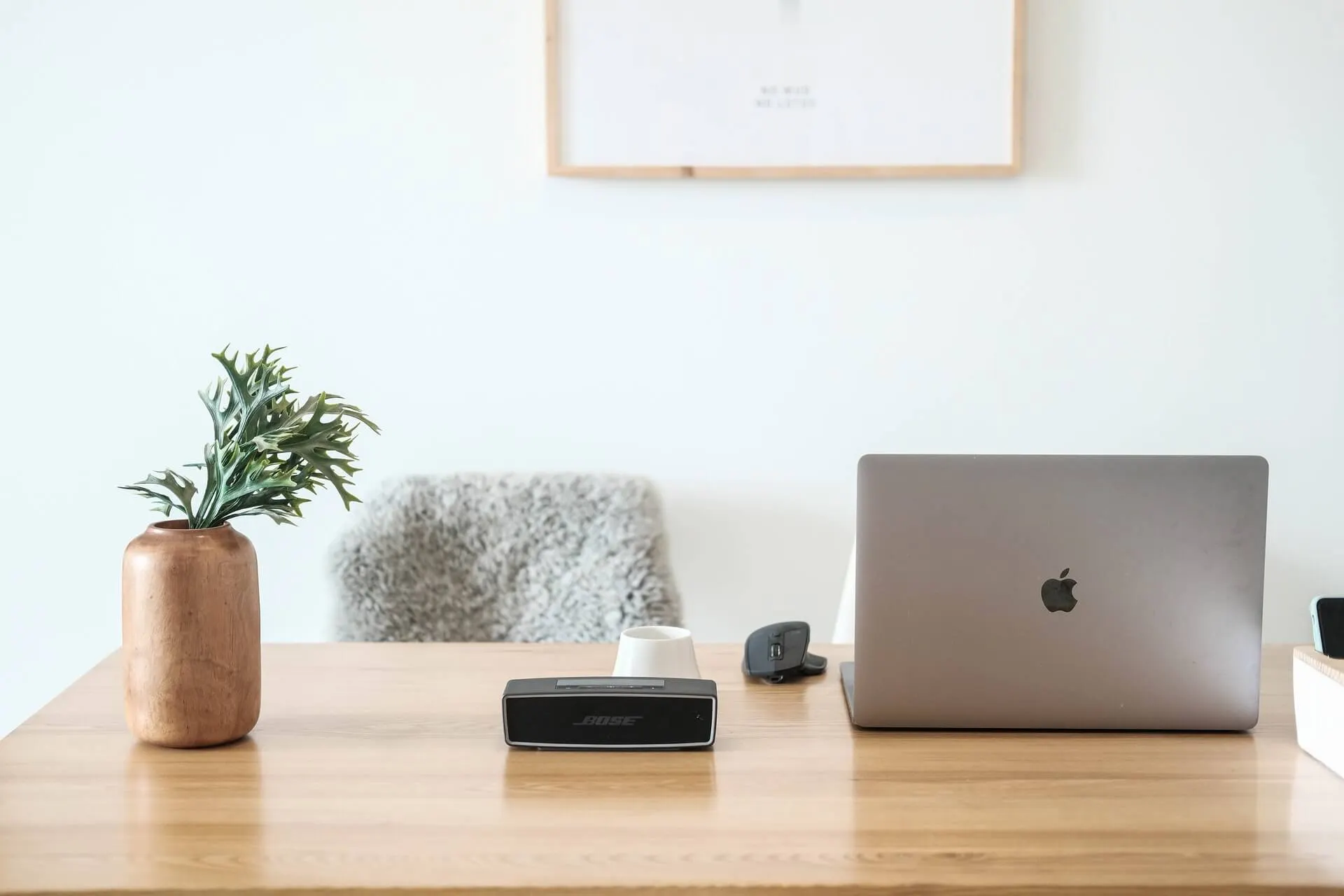 Laptop auf Holztisch – Kontaktaufnahme für Apartment-Anfragen in Mannheim
