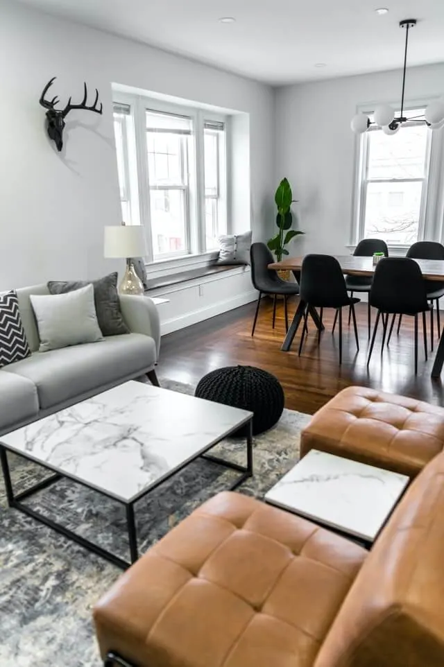 Modernes Wohnzimmer mit Sofa und Tisch in einem möblierten Apartment