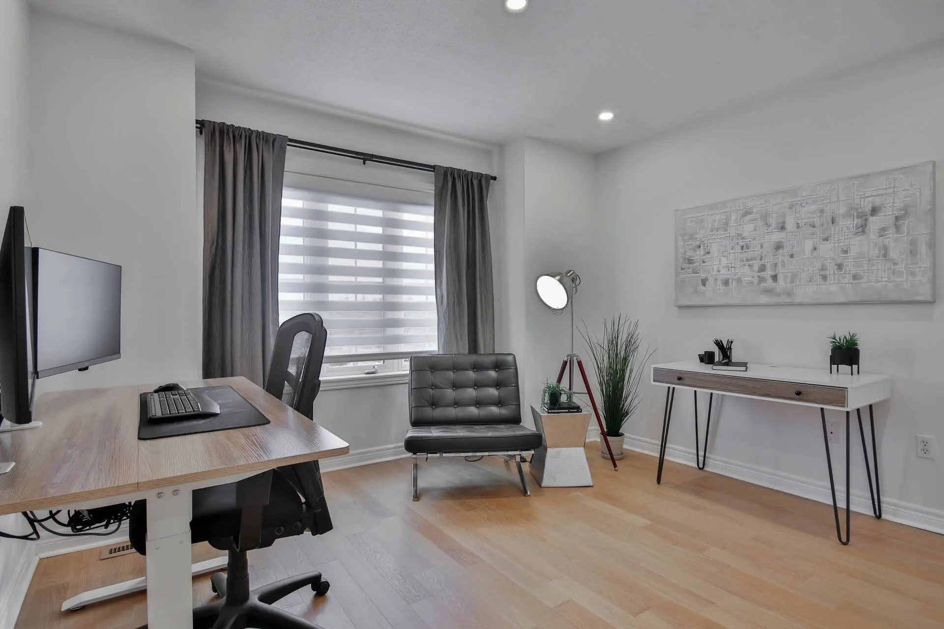 Moderner Tisch mit Stühlen – Büro von Apartments Mannheim